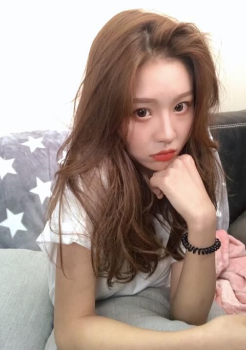 温婉开直播回应黑料 网上的视频不是本人，承认双眼皮是花钱做的