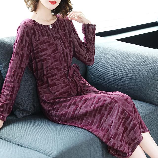 太美了！这款“酒红”裙，比真丝贵，比旗袍雅，60后一定要入手