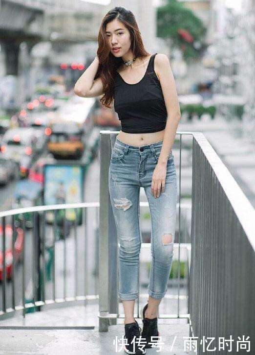 黑上衣搭配紧身的牛仔裤, 好身材特性感