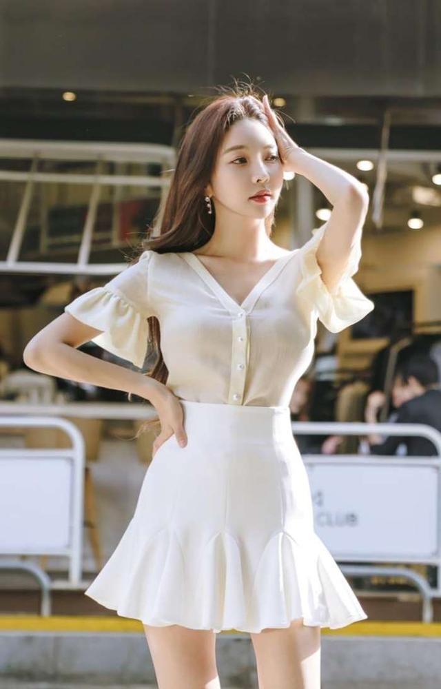 路人街拍：气质优雅的美女，曼妙曲线，别样风情韵味十足