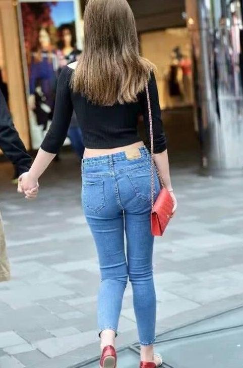牛仔裤穿起来别致又典雅，妹子即便素颜也不会有任何违和感