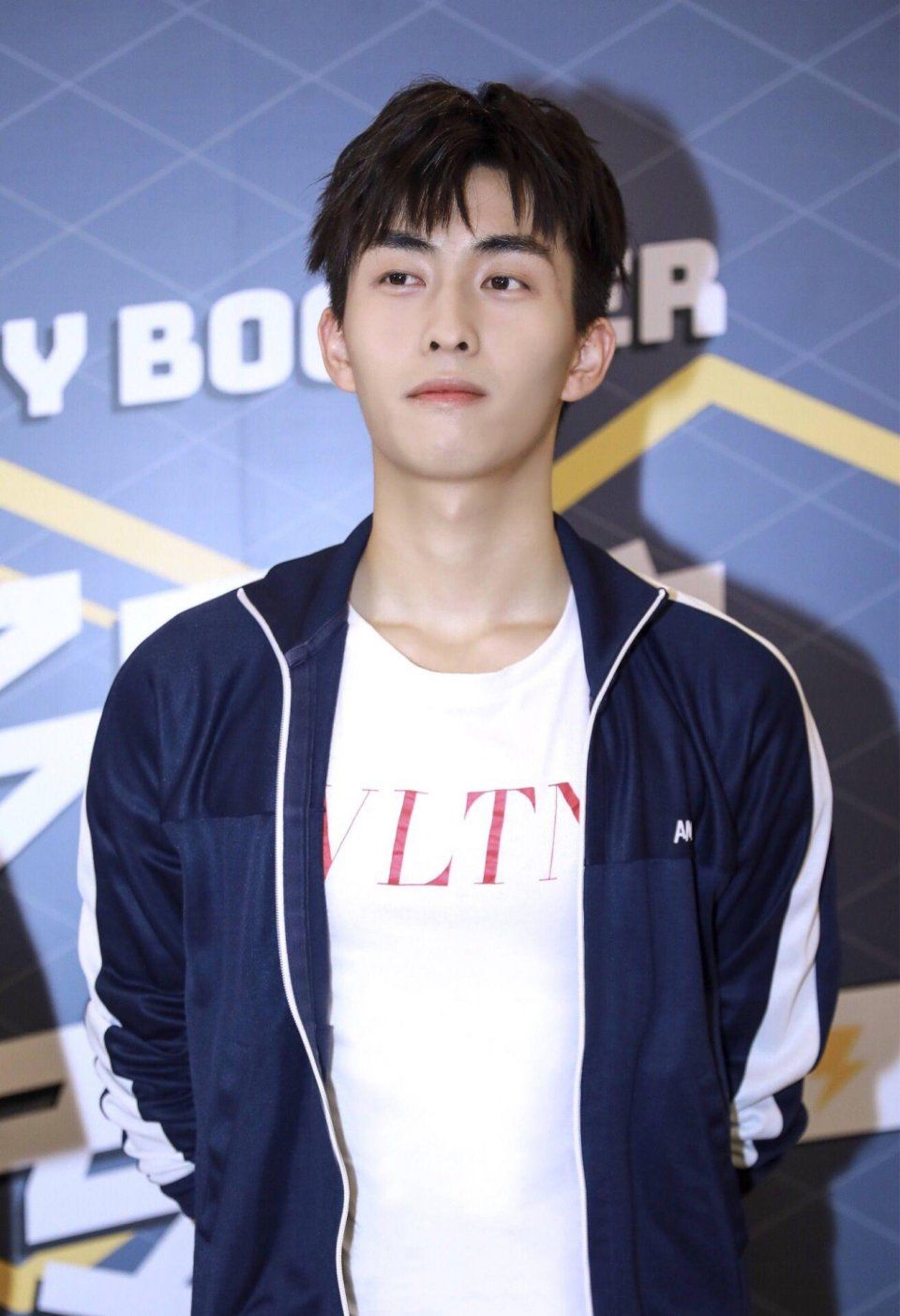 开学第一件事，就是学王钰威穿校服!