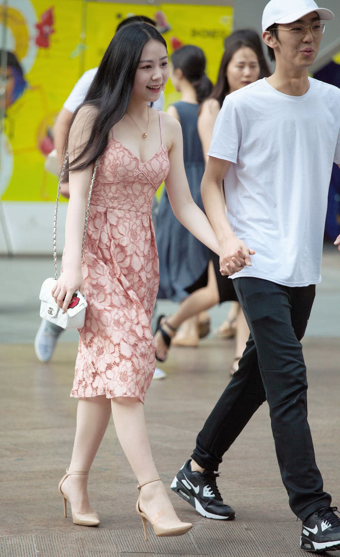 街拍：小姐姐肉色丝袜出街，白皙美腿显得不真实！