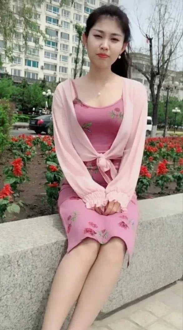 包臀连衣裙搭配粉色蕾丝开衫,小姐姐很有成熟可爱的美感