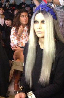 一外国女子迷恋奇异妆容,把自己的一身黑肤色几乎涂成了全白