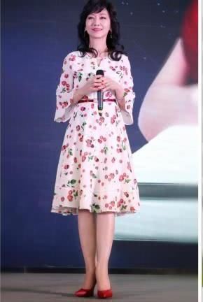 赵雅芝真敢穿！裙子中间开叉看到安全裤，网友：奶奶这样真的好吗