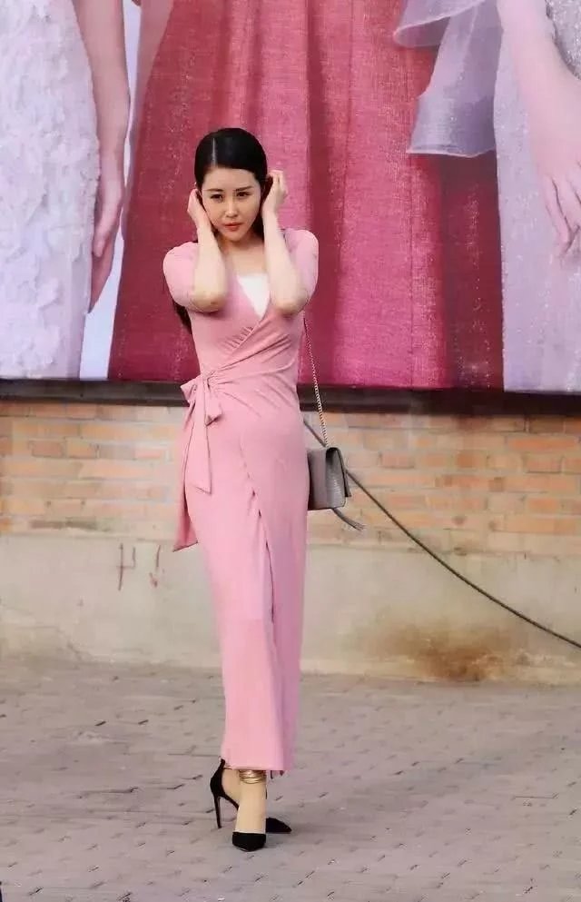 气质小姐姐抹胸装非常紧绷尽显圆润上围，性感身姿很是迷人