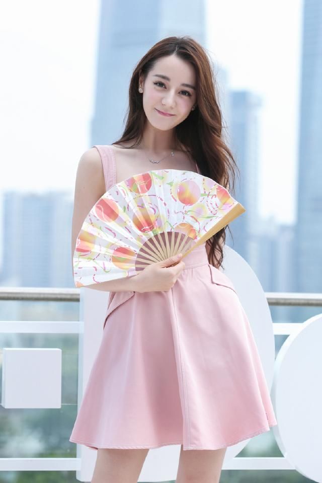 迪丽热巴穿吊带裙大秀美腿!这完美的身材比例，看一眼就被迷倒了