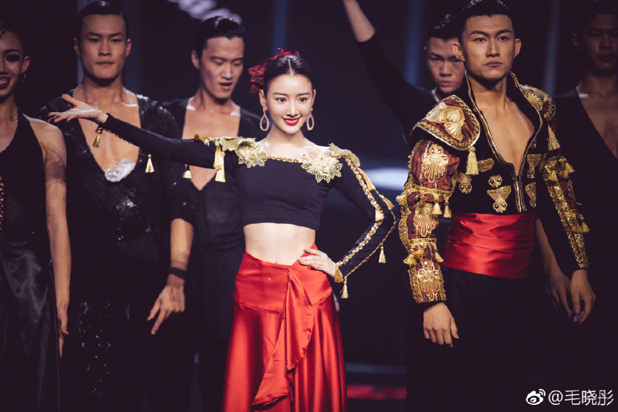 毛晓彤身穿条纹连体裤秀大长腿，165身高穿出2米的气场，美炸了！