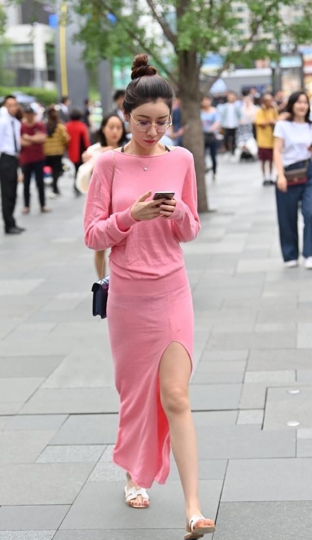  脖式■路人街拍，靓女挂脖式的背心搭配豹纹裙，优雅大气