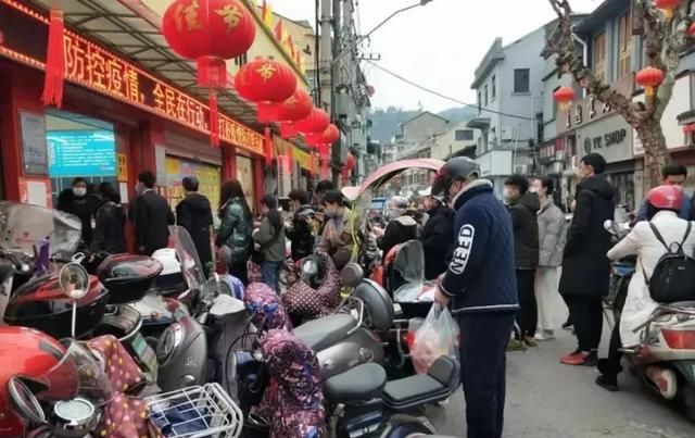 夫人■局长夫人殴打防疫人员？武汉世界军运会是新冠病毒传染源头？莫让谣言趁虚而入！