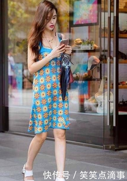  休闲裤■街拍：亭亭玉立的小姐姐，一件米色上衣配白色休闲裤，女人味十足