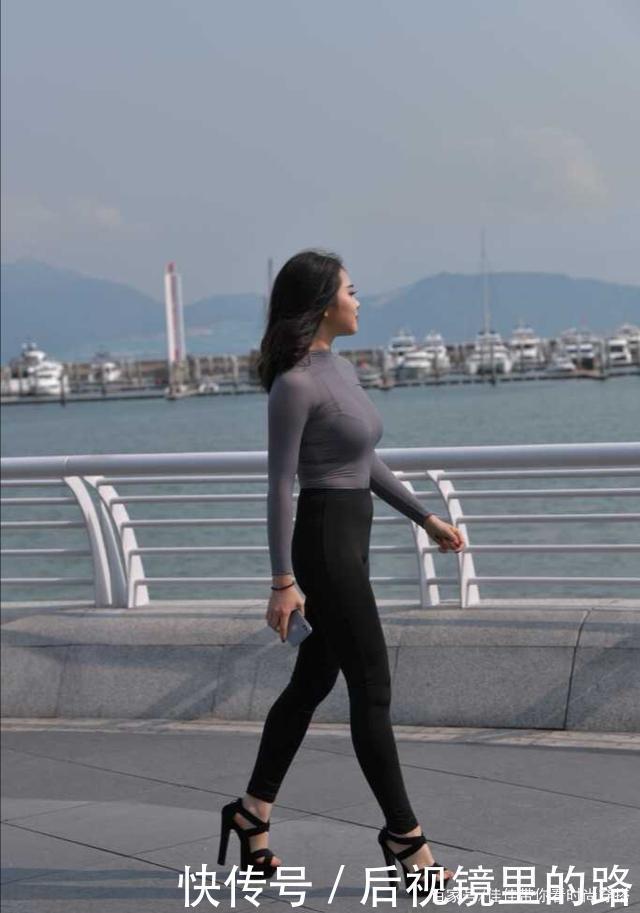  #展现出#打底裤的搭配既时髦又有腔调，尽显与众不同的气质