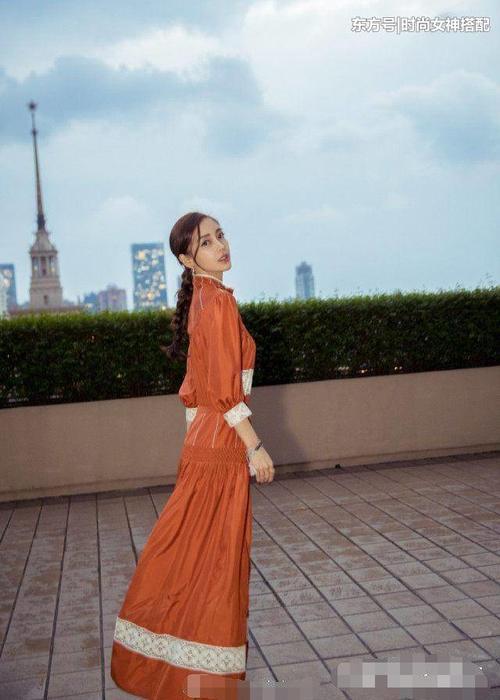 赵丽颖和baby代言迪奥 演绎同一件长裙穿出明星和网红的区别