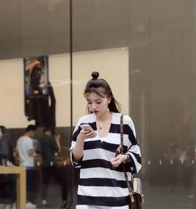 美女街拍，打底裤很好的衬出你高挑修长的身材