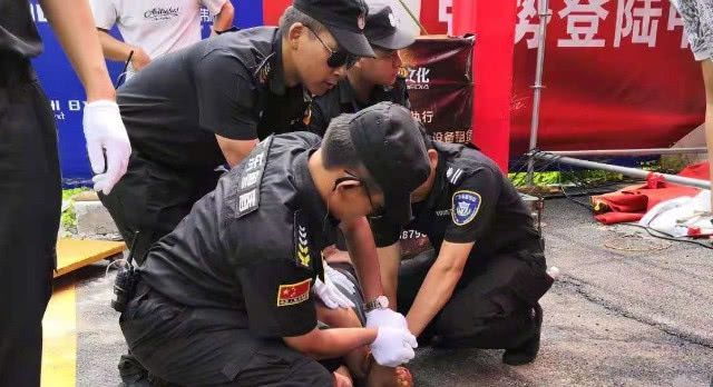『 脸盲』捅人者被捕后回应是因为认错人?网友:又一脸盲,任达华被人捅伤