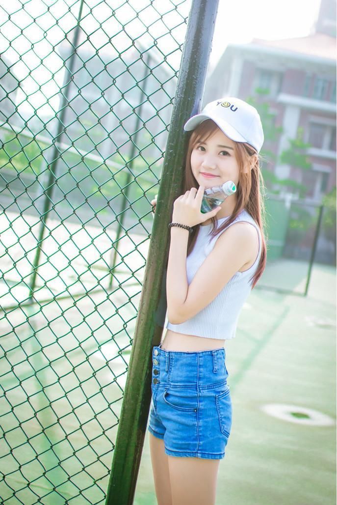 美女: 穿背心甜美, 牛仔短裤更能秀美腿，大家看入迷了没!