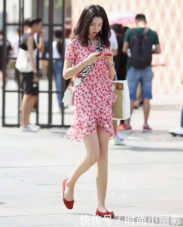 丰腴又高挑的紧身裙小姐姐穿出优美动人，令人眼前一亮！