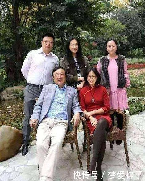 『顶级』华为老总顶级千金回国,背LV包不算啥,意外暴露的别墅外景真奢华