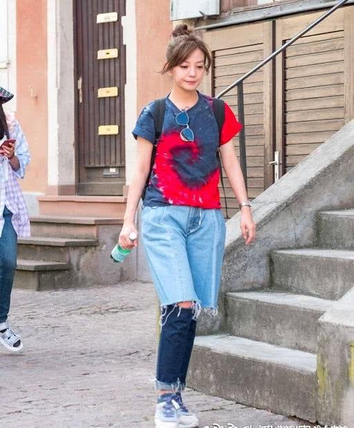 本以为赵薇“假两件”牛仔裤够丑了，但看到谭维维的裤子，才真的