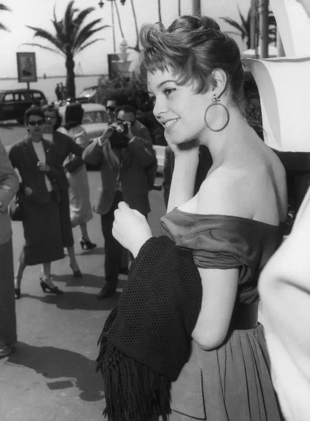 好看的配饰那么多，为啥时装精们都在戴这款？