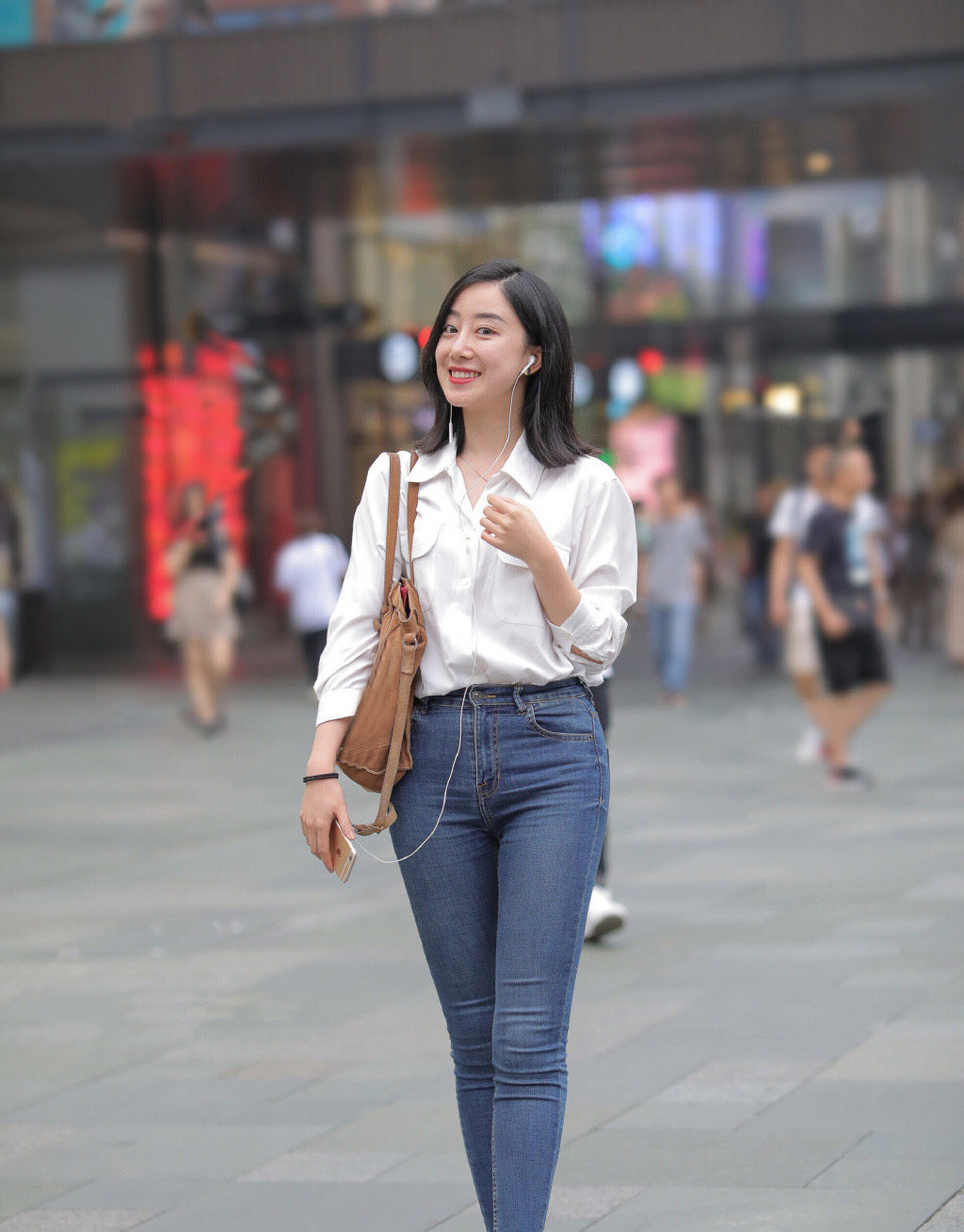  「时尚女生们」打底裤简约大方,给人一种“青春无限好”的感觉