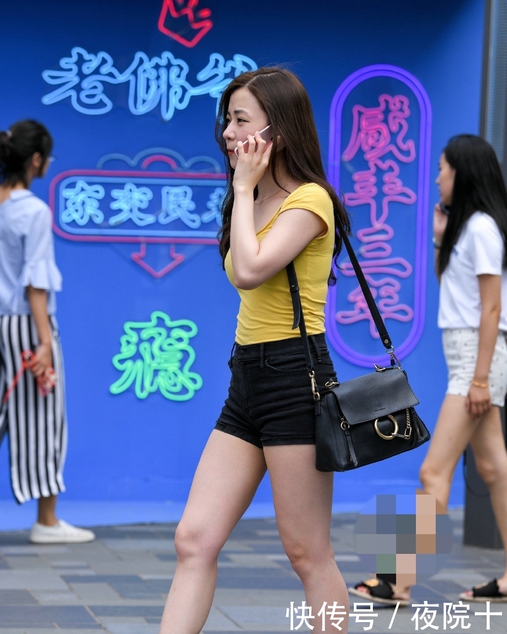  「展现」美女短裤搭配高跟鞋，展现时尚性感魅力