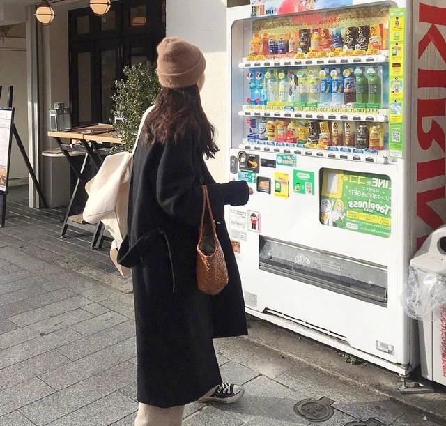 『显瘦』黑色大衣你真的会穿吗？8套随性穿搭任你挑，显瘦学起来