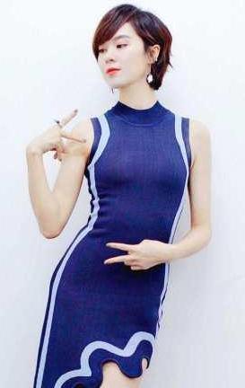 郁可唯真拼命！穿的是裙子也未免太紧了吧 网友：里面的都遮不住