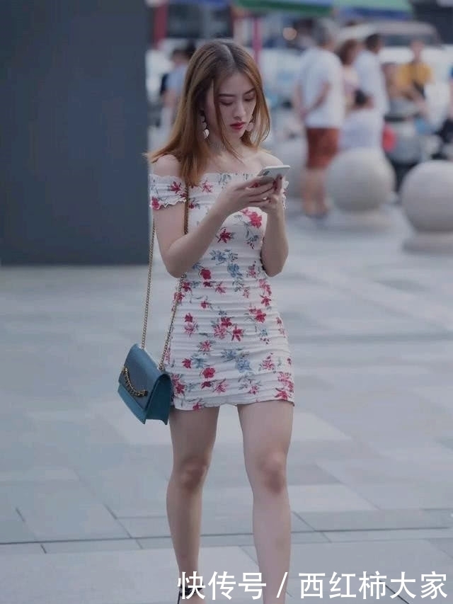 『穿着』路人街拍:小姐姐穿着碎花裙修身时尚,网友:身材真好