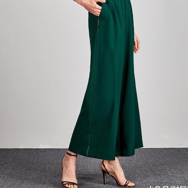 女人过了45岁, 这3种“压箱底”衣服早该扔了, 千万别舍不得!