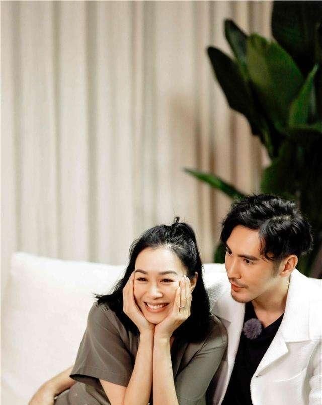  『自信』时尚美女就应该这样穿,吊带连衣裙配高跟鞋,美的楚楚动人!