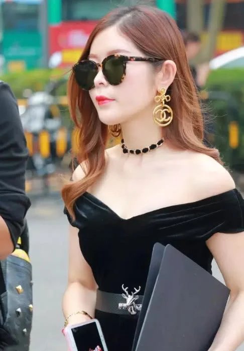 肤白貌美的小姐姐一身黑色紧身装，尽显非凡时尚气息