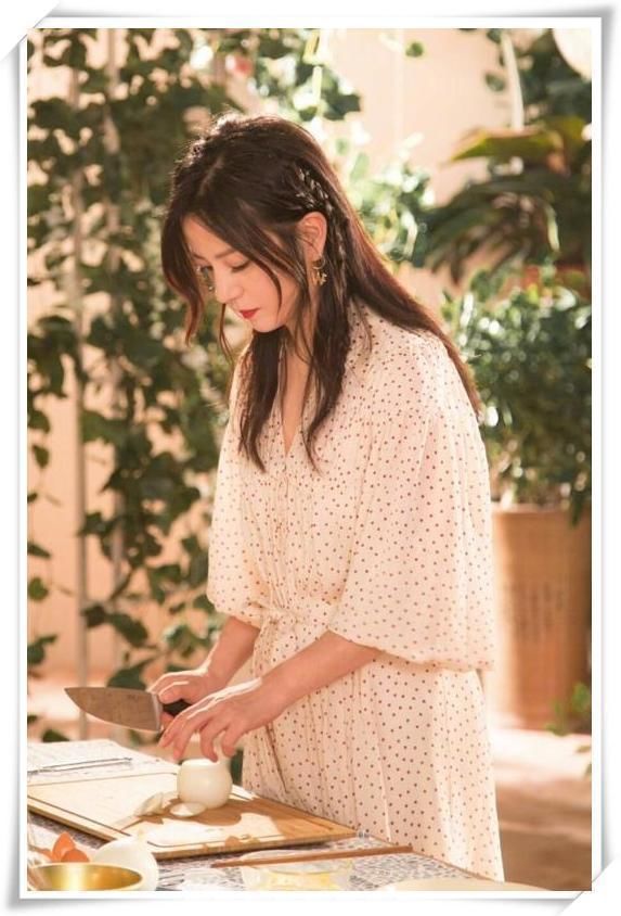 当42岁赵薇和52岁刘嘉玲同穿波点裙，才知道真嫩和装嫩差距有多大