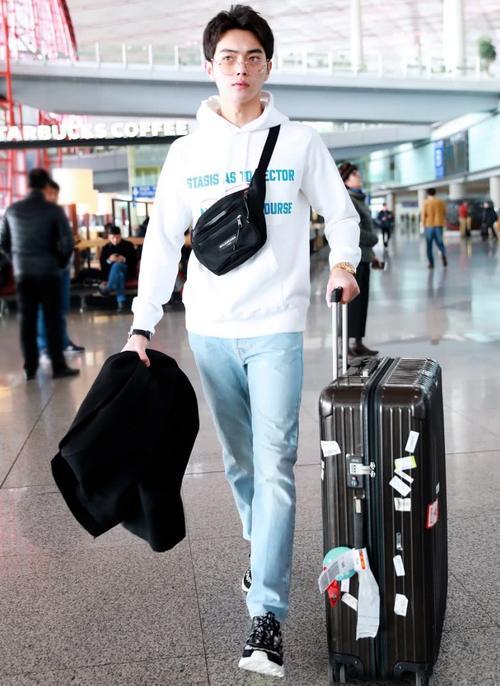 许凯因“傅恒”走红，颜值高关键还有一双细长腿，女生看了都嫉妒