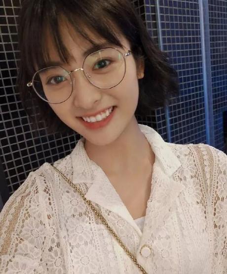 沈月只是剪了发型，160cm穿搭出180的气场，网友：这发型看了想剪