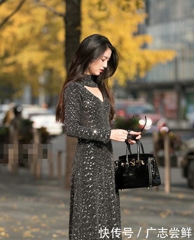 『显出』路人街拍,黑色连衣裙显出小姐姐的温柔美丽,简洁大方