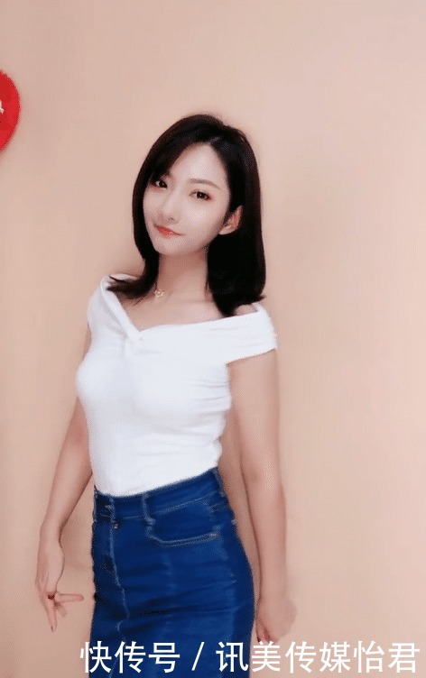 牛仔裙|白色无袖上衣搭配上牛仔裙,少妇感十足!