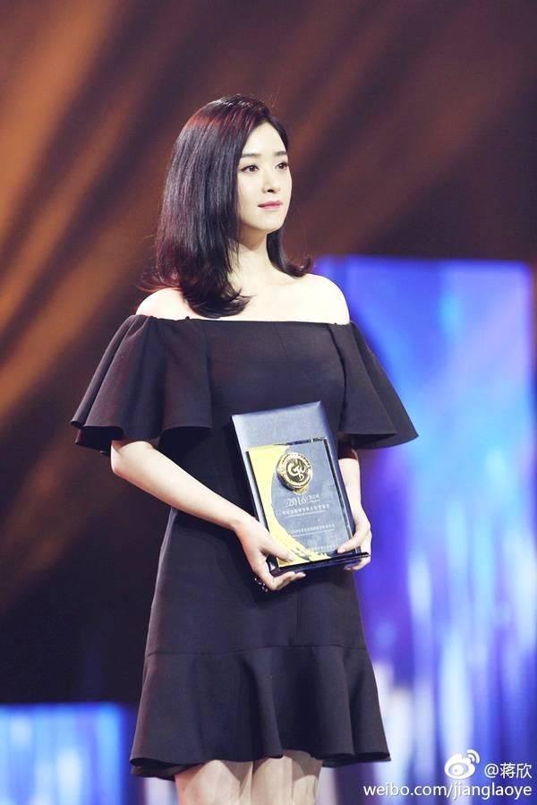 蒋欣亲身试验，微胖大胸妹纸怎么穿才是对的?!