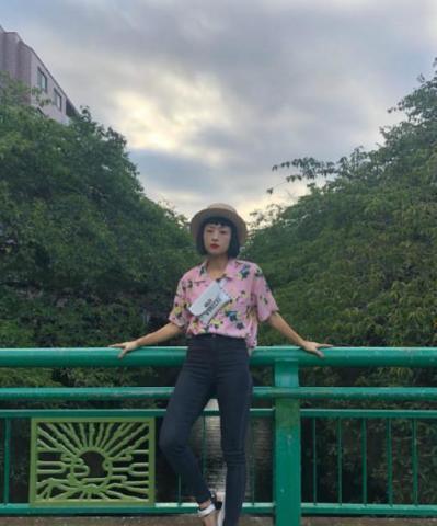 徐濠萦真会穿，T恤搭配半身裙像个高中生，网友：害怕鞋子飞出去