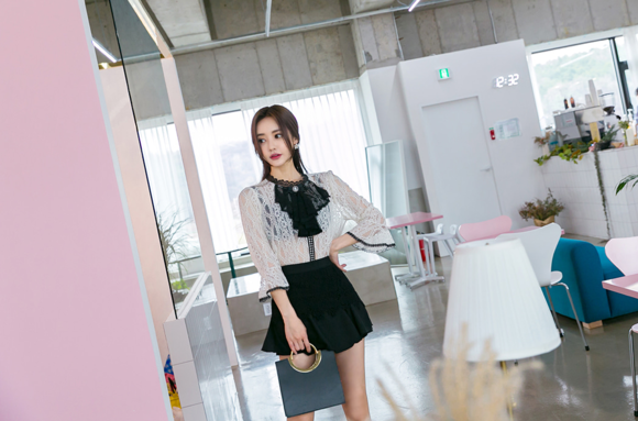 女神孙允珠，天鹅堡织花蚕丝宫廷花缀洋裙