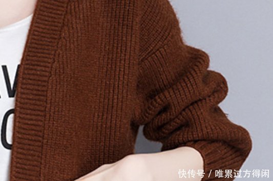 小脚裤赶紧扔了吧！现在早秋流行：针织衣+烟管裤，更显高级美