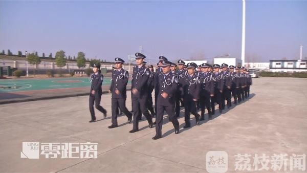 军装换警服 出入境边防检查站集体换装