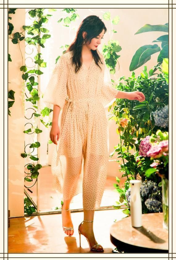 赵薇牛仔裤中间破洞就算了，还上面松下面紧？网友直呼：看不懂！