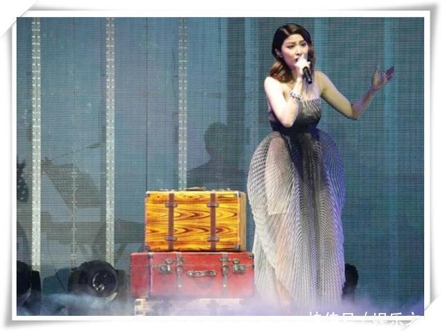 陈慧琳真胆大! “蛇皮装”也敢往身上穿, 网友: 看得我心都揪紧了