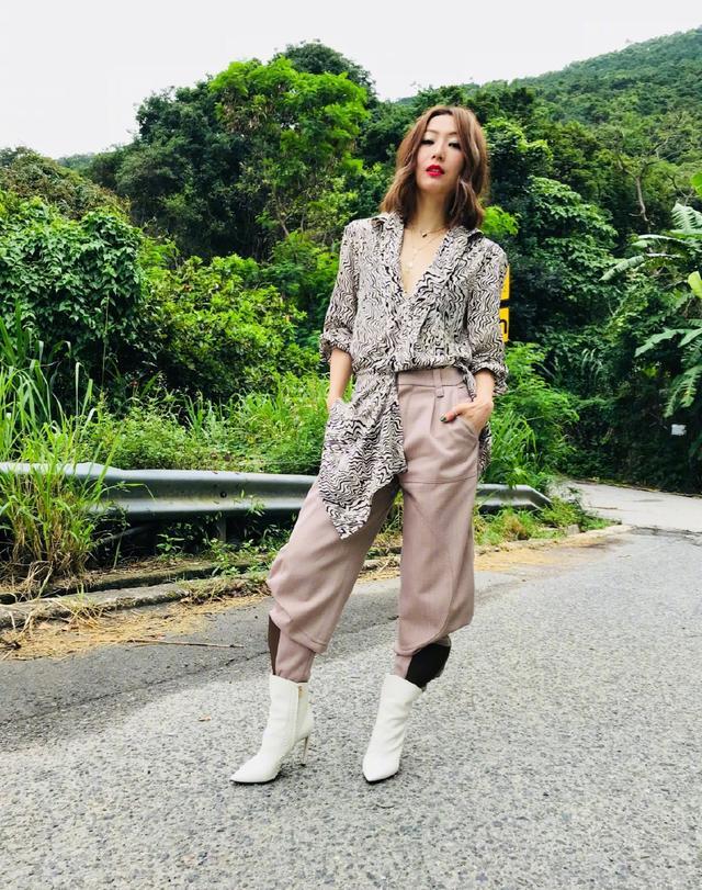 46岁郑秀文解锁新时尚，外套只穿一半 鞋子不同色，网友：就服你