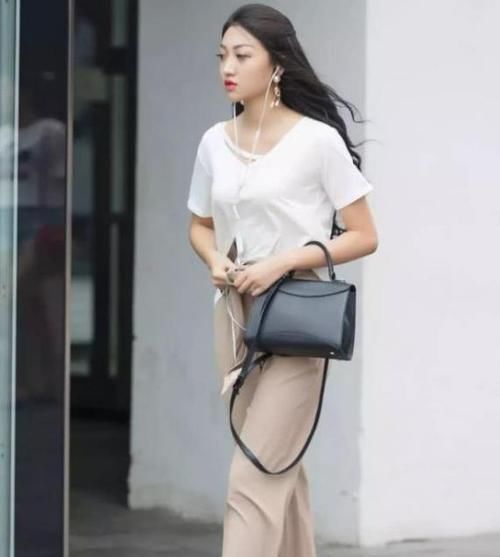  #美女#养眼女神街拍：面带笑容的美女，一条黑色的连衣裙，清新靓丽迷人