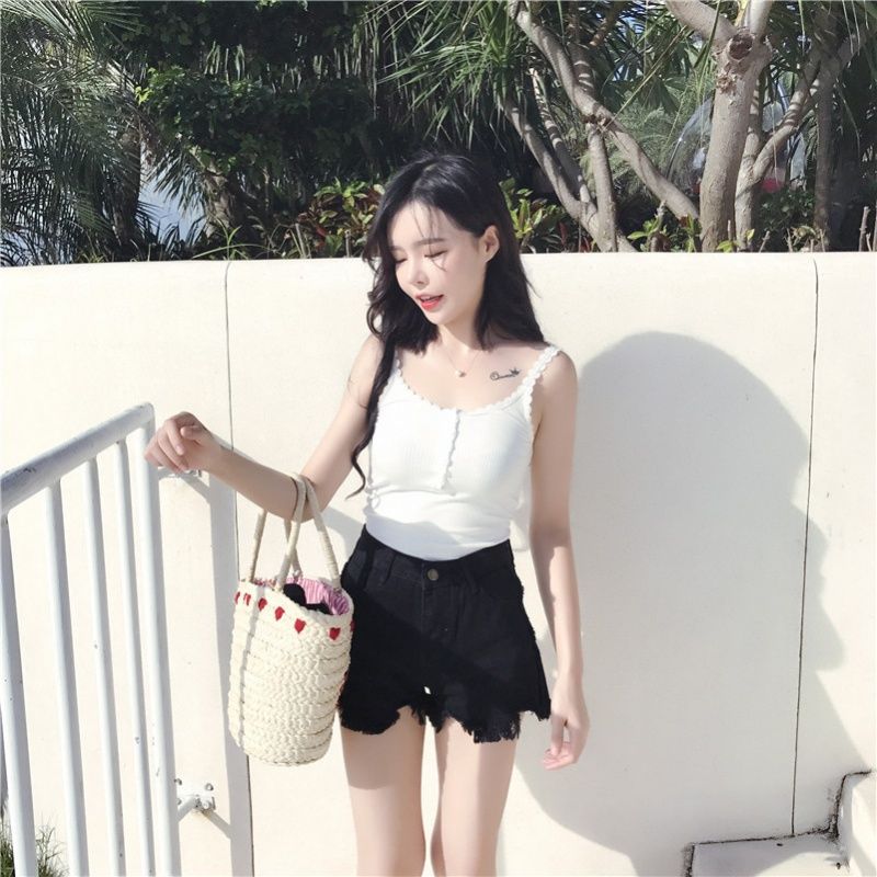 紧身小背心，很显火辣身材，搭配时尚热裤，彰显十足女人味