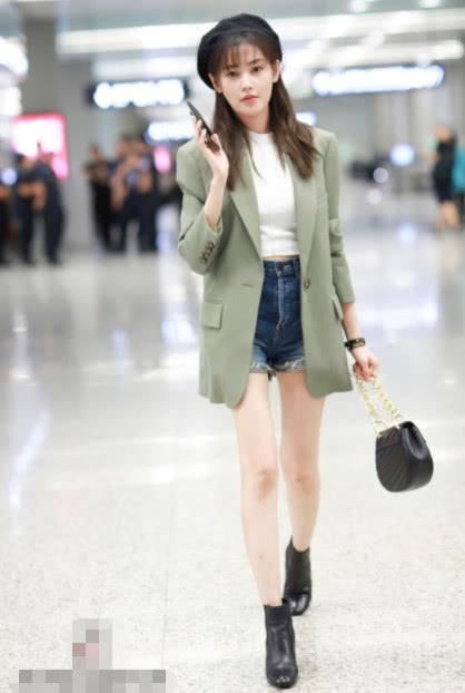 张天爱的短裤比上衣还短，这腿缝有亮点，网友：撞脸Angelababy！