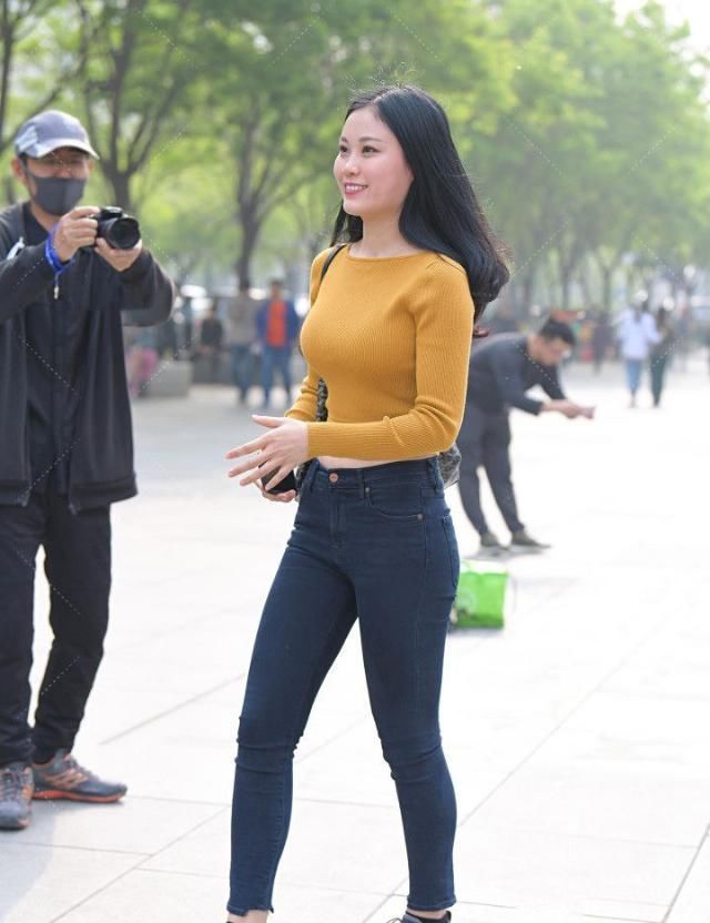 时尚女生们■穿牛仔裤时尚耐看又省心,让你轻松展现出自信靓丽的美